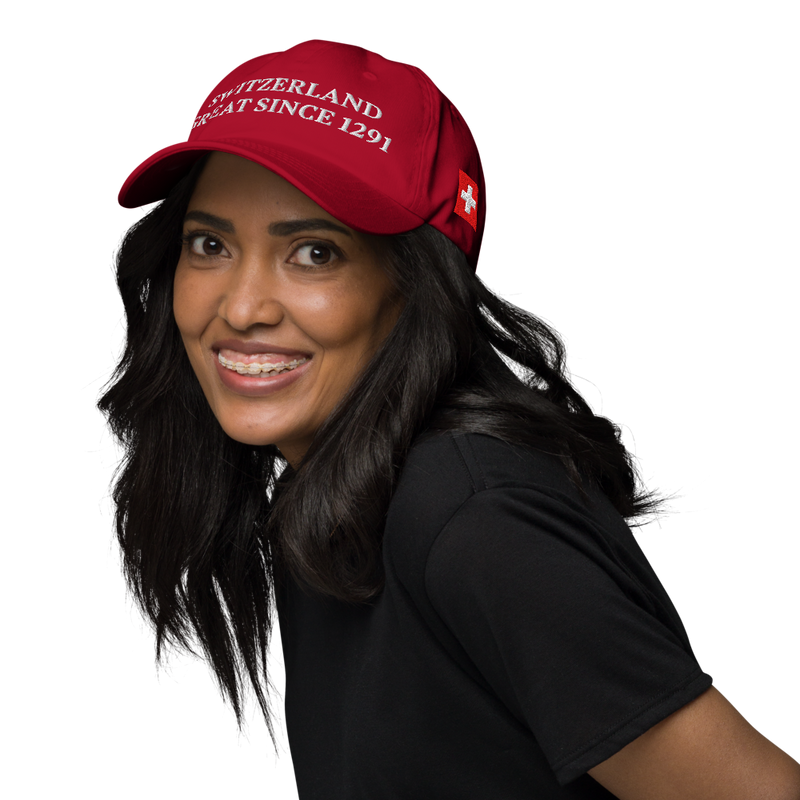 Donna con capelli scuri indossa il cappellino Switzerland Great Since 1291