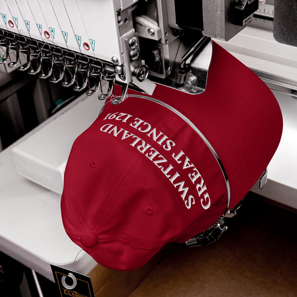 Cappellino rosso Switzerland Great Since 1291 con ricamo premium in primo piano
