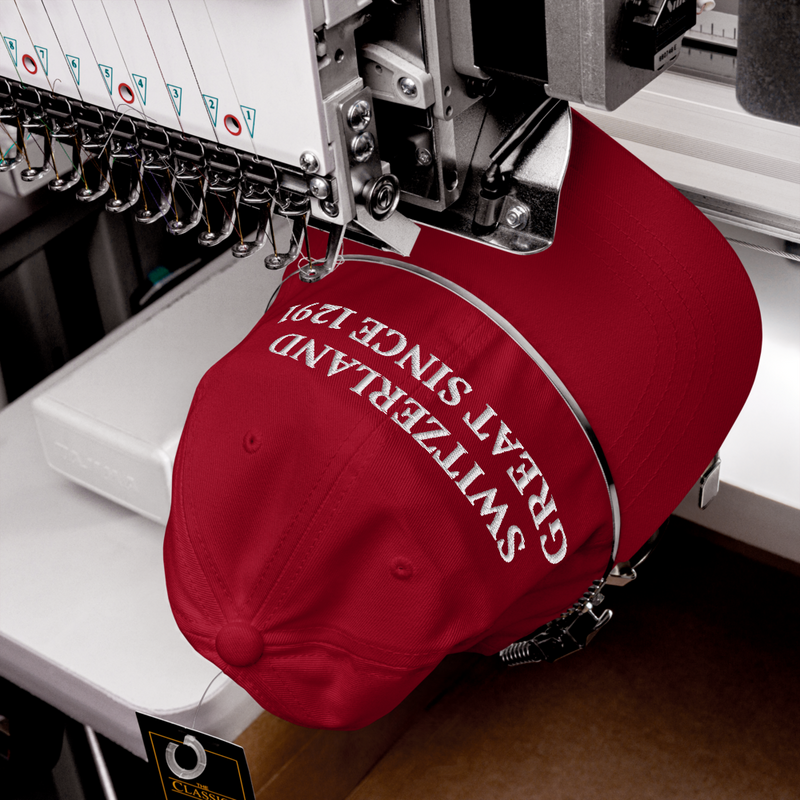 Cappellino rosso Switzerland Great Since 1291 con ricamo premium in primo piano