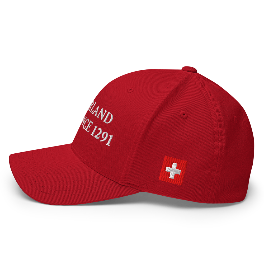 Dettaglio ricamo croce svizzera sul lato sinistro del cappellino Flexfit
